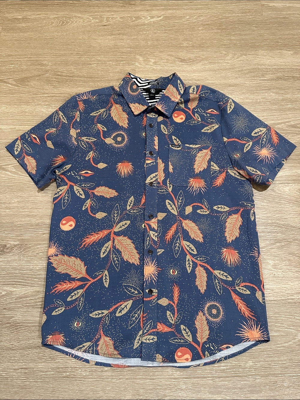 Volcom Men’s S/S Button Down Shirt (Medium)